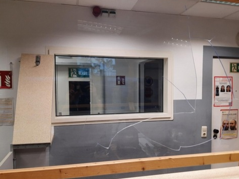 BPOL-FL: NMS - Alkoholisierter Mann entleert Bierflasche im Zug; leistet Widerstand; Spuckschutzscheibe durch Kopfstoß zerstört - Foto: presseportal.de