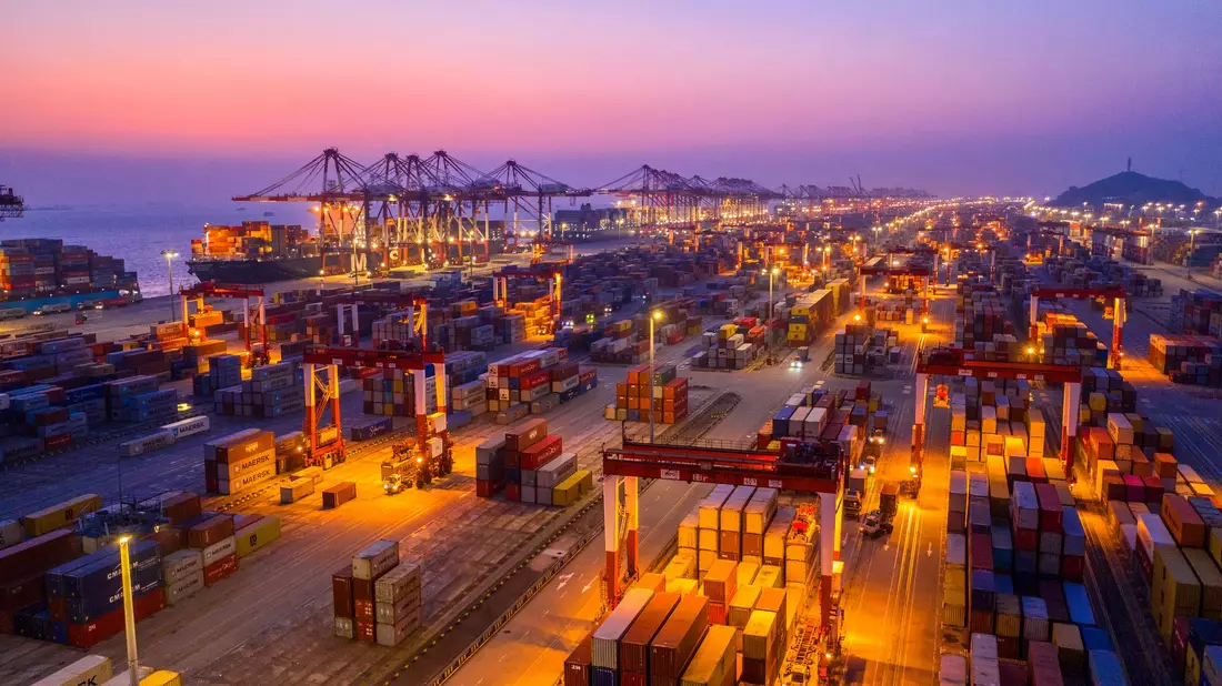 Containerhafen in Shanghai: Deutschland und die EU sind über Trumps Ankündigung besorgt, China warnt vor einem Handelskrieg. - Bild: Xu Haixin/Imaginechina via ZUMA Press/dpa