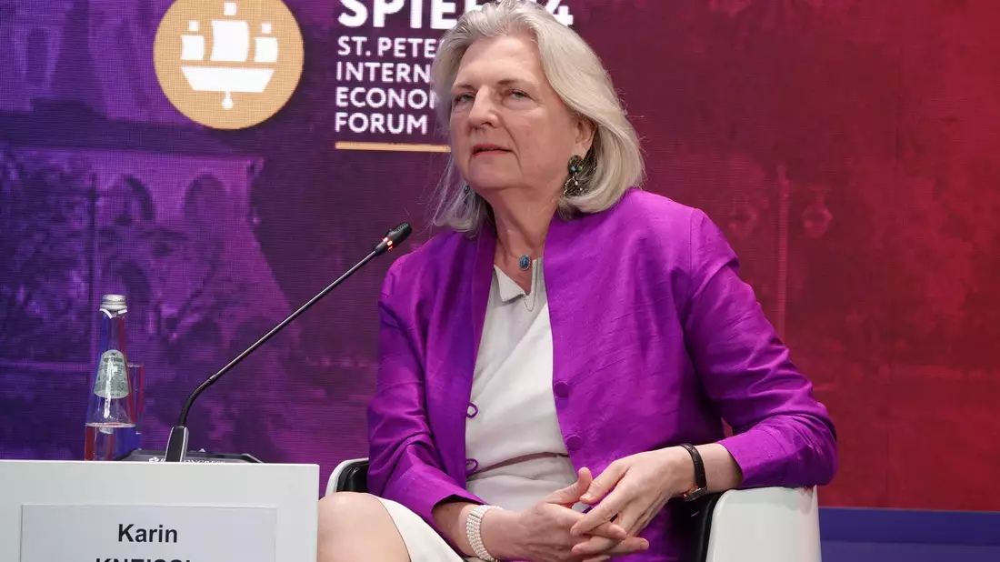 Karin Kneissl ist einer der wenigen gern gesehenen Gäste aus dem Westen auf russischen Politikveranstaltungen - wie hier beim Internationalen Wirtschaftsforum in St. Petersburg. (Archivbild) - Bild: Ulf Mauder/dpa