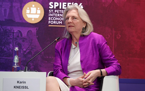 Karin Kneissl ist einer der wenigen gern gesehenen Gäste aus dem Westen auf russischen Politikveranstaltungen - wie hier beim Internationalen Wirtschaftsforum in St. Petersburg. (Archivbild) - Foto: Ulf Mauder/dpa