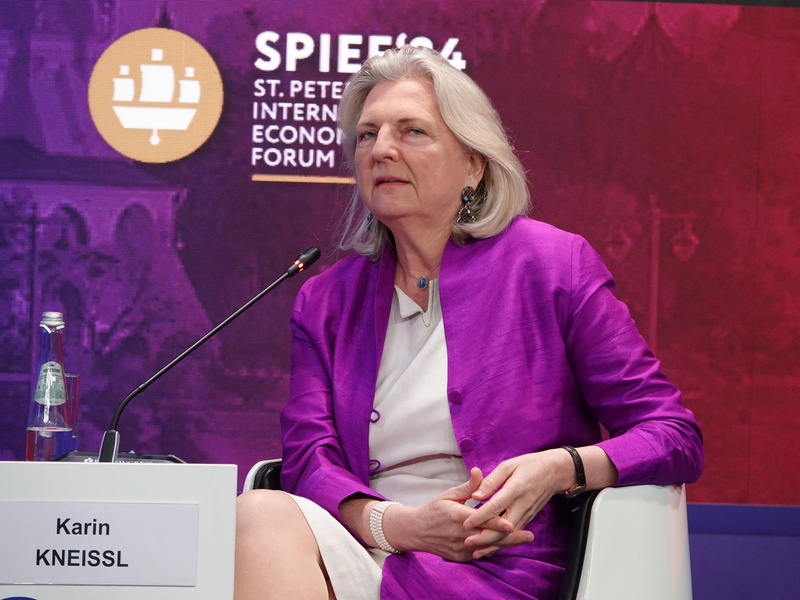 Karin Kneissl ist einer der wenigen gern gesehenen Gäste aus dem Westen auf russischen Politikveranstaltungen - wie hier beim Internationalen Wirtschaftsforum in St. Petersburg. (Archivbild) - Foto: Ulf Mauder/dpa