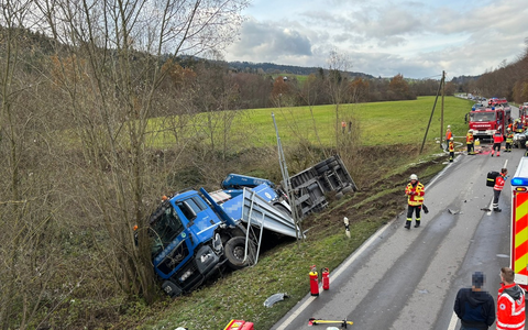 KFV Bodenseekreis: L204: Verkehrsunfall zwischen LKW und PKW - Fahrer eingeklemmt - Foto: presseportal.de