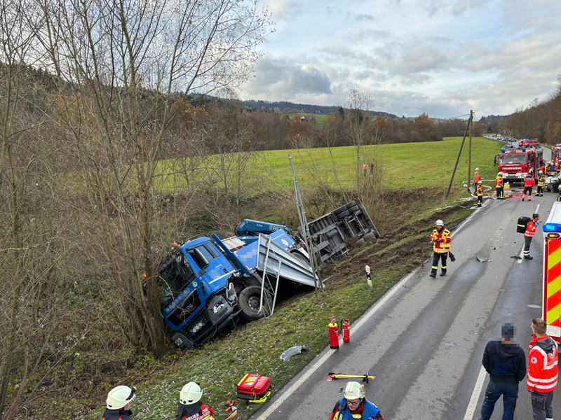 KFV Bodenseekreis: L204: Verkehrsunfall zwischen LKW und PKW - Fahrer eingeklemmt - Foto: presseportal.de