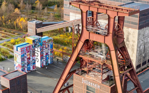 Ein Zeichen der Demokratie auf dem UNESCO-Welterbe Zollverein / Global Gate mit 2.000 Quadratmetern Kunst - Foto: presseportal.de Ein Zeichen der Demokratie auf dem UNESCO-Welterbe Zollverein / Global Gate mit 2.000 Quadratmetern Kunst - Foto: presseportal.de