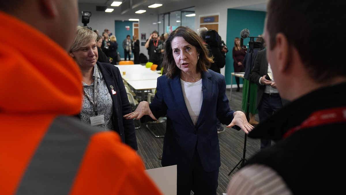 Großbritanniens Regierung will mehr Menschen in Arbeit bringen (Archivbild). - Foto: Jacob King/PA Wire/dpa