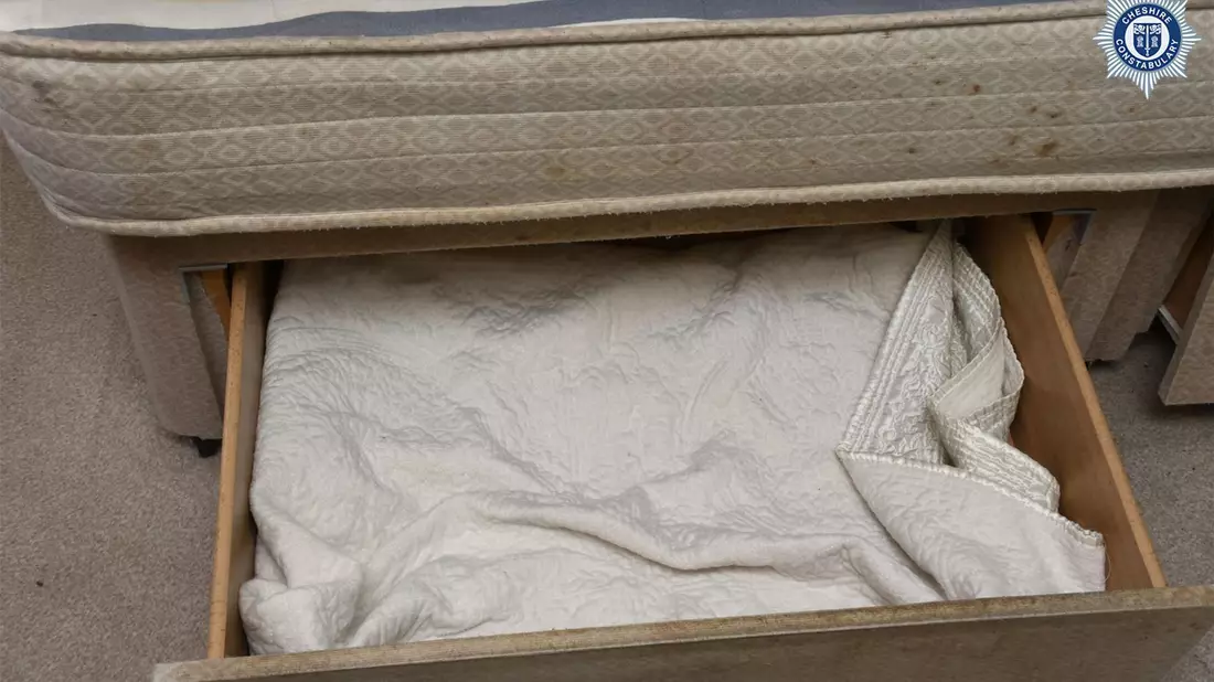 Die undatiere Aufnahme, von der Polizei von Cheshire veröffentlicht, zeigt die Schublade, in der das Kleinkind unter dem Bett seiner Mutter leben musste. - Bild: Cheshire Constabulary/PA Media/dpa