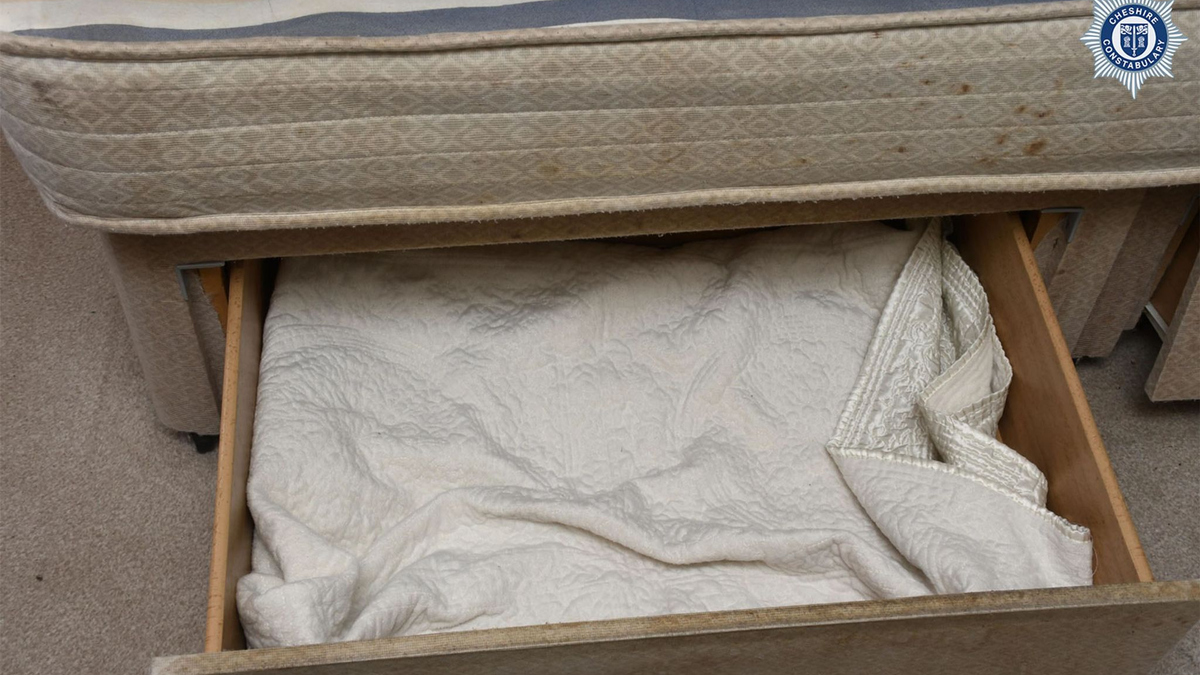 Die undatiere Aufnahme, von der Polizei von Cheshire veröffentlicht, zeigt die Schublade, in der das Kleinkind unter dem Bett seiner Mutter leben musste. - Foto: Cheshire Constabulary/PA Media/dpa