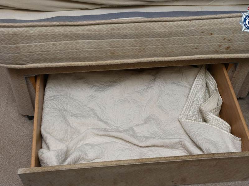 Die undatiere Aufnahme, von der Polizei von Cheshire veröffentlicht, zeigt die Schublade, in der das Kleinkind unter dem Bett seiner Mutter leben musste. - Foto: Cheshire Constabulary/PA Media/dpa