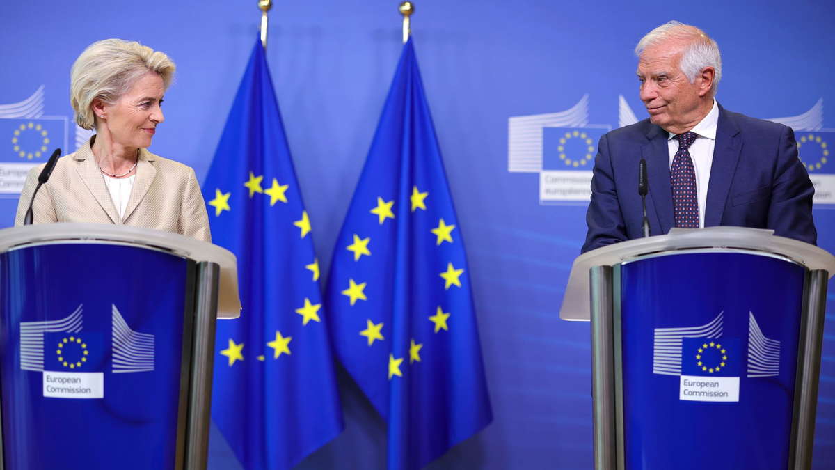 Freuen sich über die Nachrichten aus dem Nahen Osten: Ursula von der Leyen und Josep Borrell. (Archivbild) - Foto: Olivier Matthys/AP/dpa