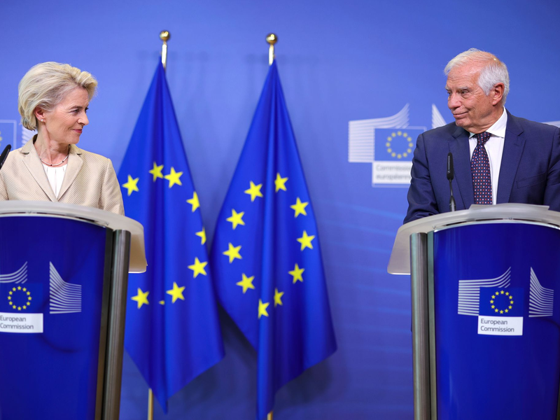 Freuen sich über die Nachrichten aus dem Nahen Osten: Ursula von der Leyen und Josep Borrell. (Archivbild) - Foto: Olivier Matthys/AP/dpa