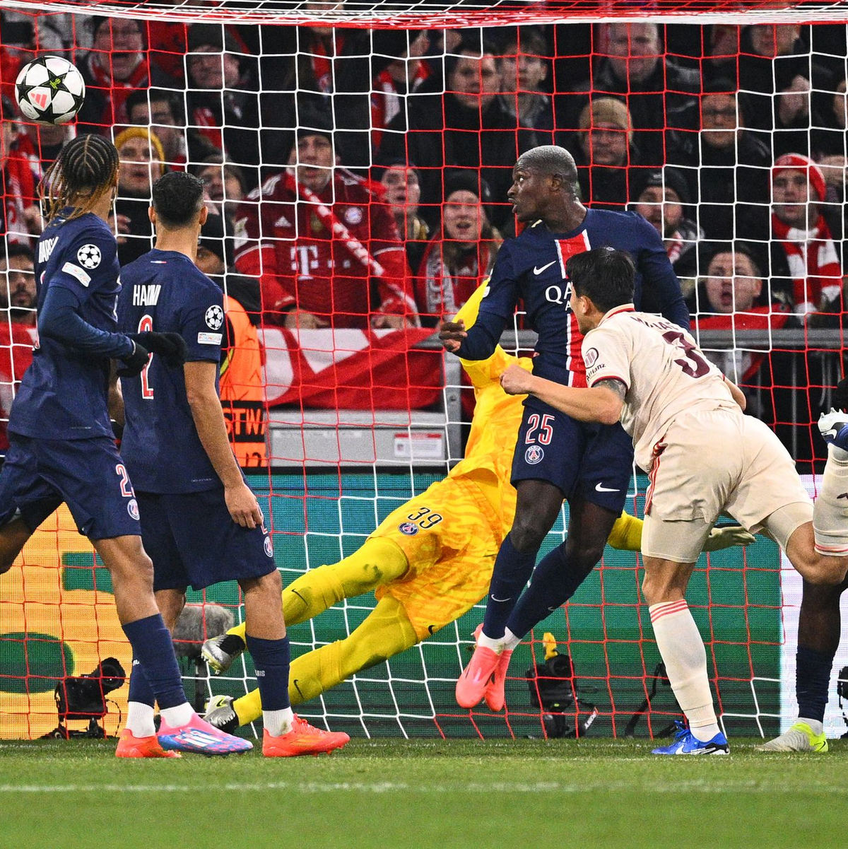 Dirigent am Spielfeldrand: Bayern-Trainer Vincent Kompany. - Foto: Tom Weller/dpa