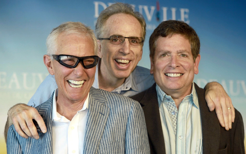 Komödien-Genie Jim Abrahams (links) - hier mit Jerry Zucker und David Zucker im Jahr 2009 - ist jetzt mit 80 Jahren gestorben. (Archivfoto)  - Foto: picture alliance / Daniel Joubert/EPA/dpa