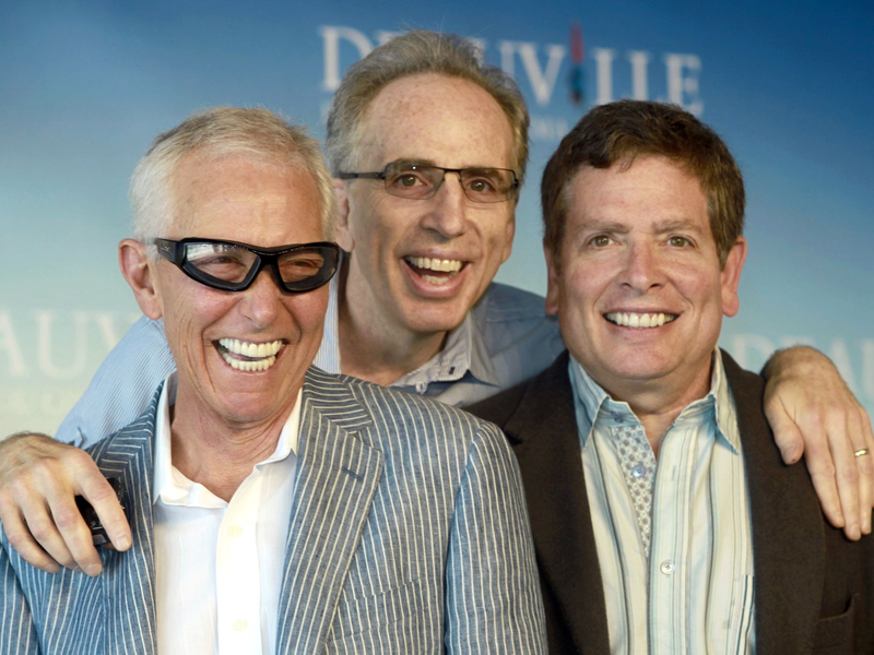 Komödien-Genie Jim Abrahams (links) - hier mit Jerry Zucker und David Zucker im Jahr 2009 - ist jetzt mit 80 Jahren gestorben. (Archivfoto)  - Foto: picture alliance / Daniel Joubert/EPA/dpa