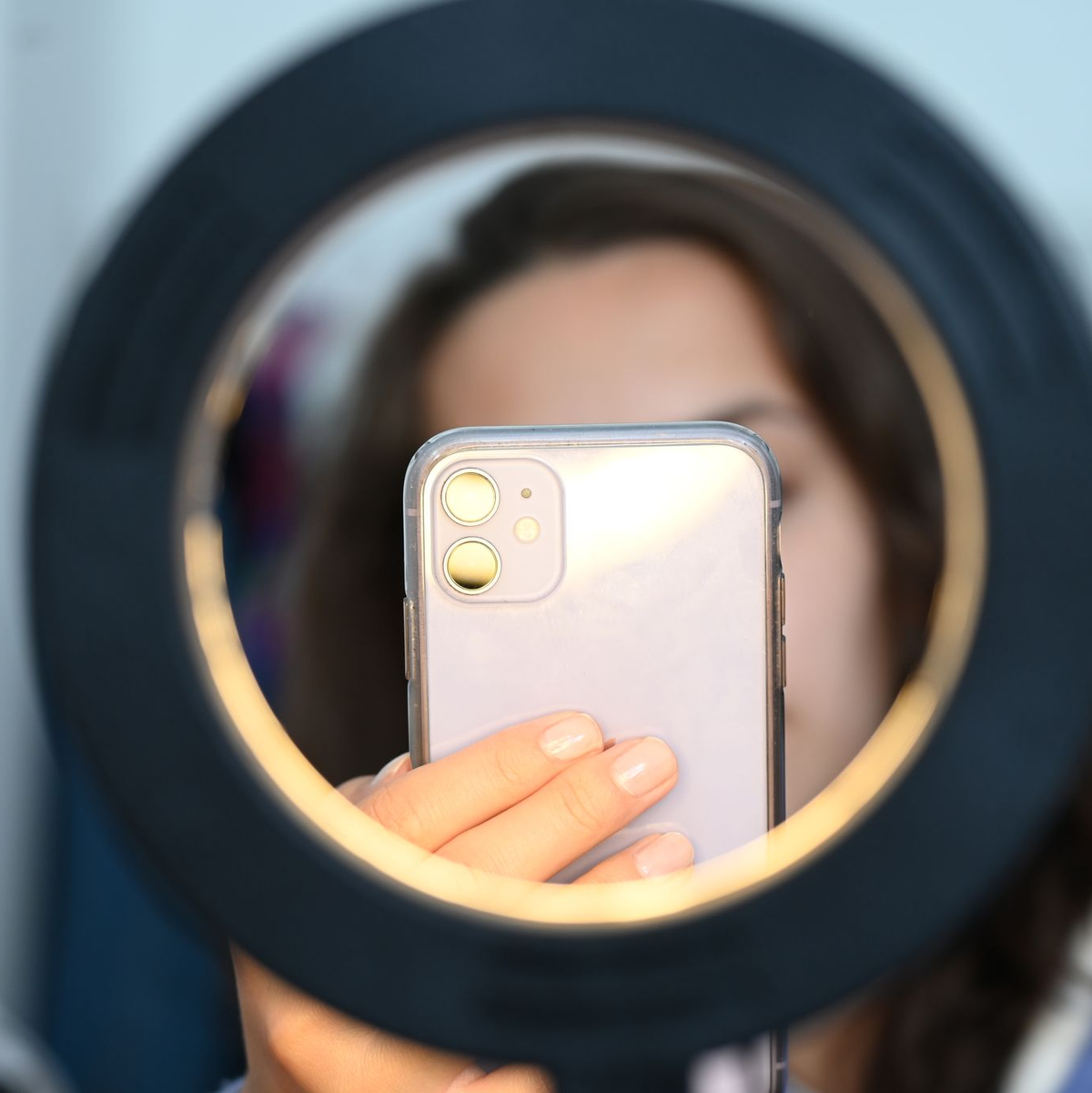 Derzeit wird darüber debattiert, das Mindestalter für Social Media von 13 auf 16 anzuheben, wie die Bundeszentrale für Kinder- und Jugendmedienschutz mitteilt. (Archivbild) - Foto: Niklas Graeber/dpa