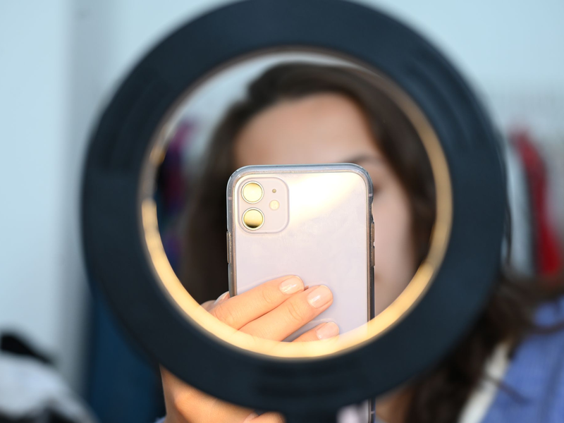 Derzeit wird darüber debattiert, das Mindestalter für Social Media von 13 auf 16 anzuheben, wie die Bundeszentrale für Kinder- und Jugendmedienschutz mitteilt. (Archivbild) - Foto: Niklas Graeber/dpa