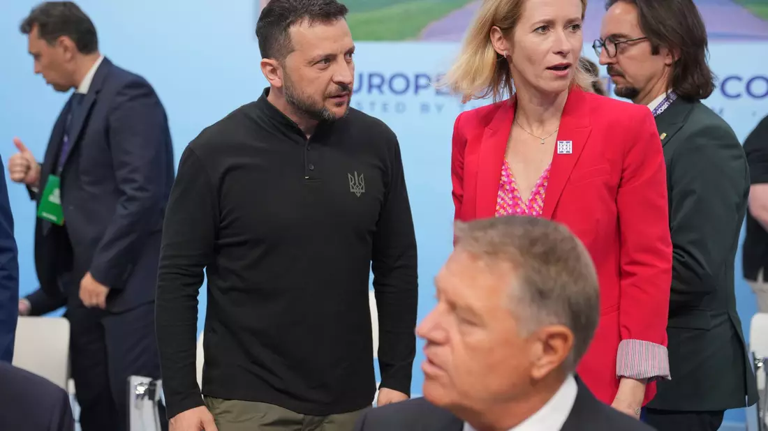 Gilt im Umgang mit Russland als Hardlinerin: Kaja Kallas, hier mit dem ukrainischen Präsidenten Wolodymyr Selenskyj. (Archivbild) - Bild: Kin Cheung/AP Pool/dpa