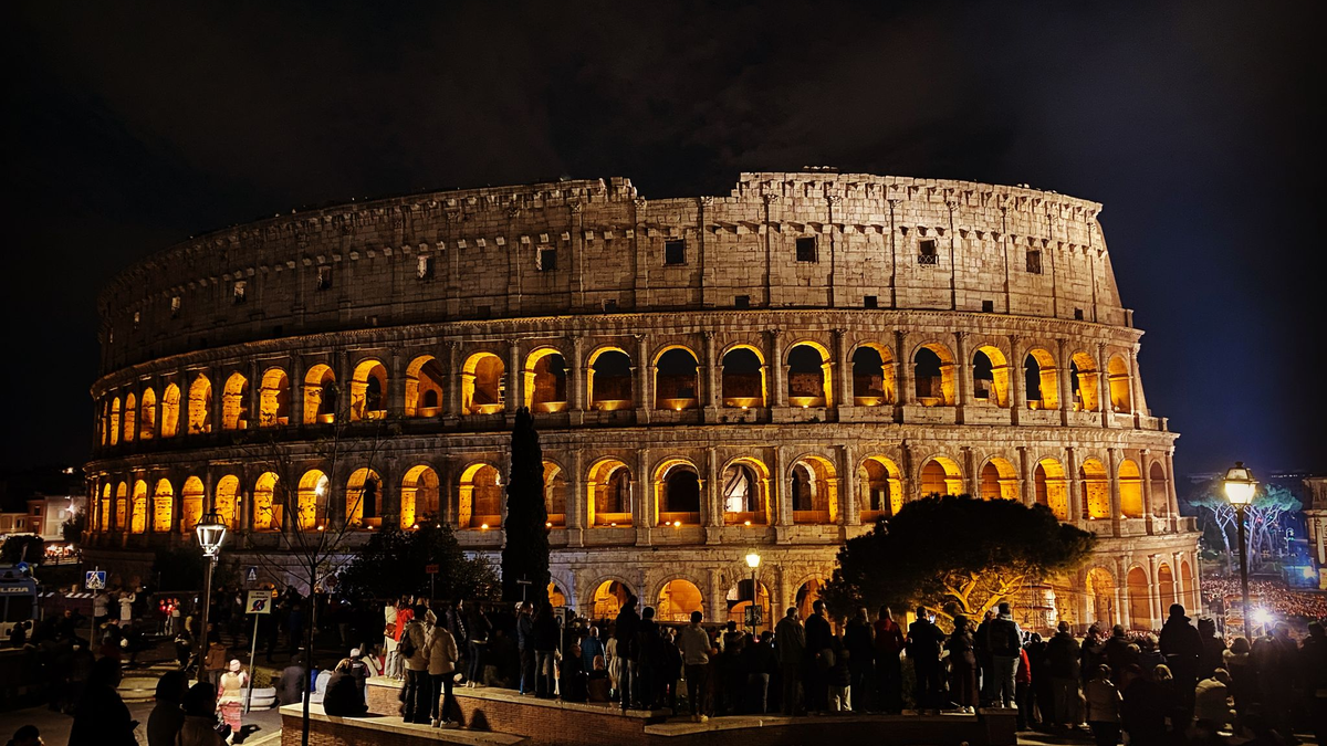 Blick auf das Kolosseum in Rom. (Archivbild) - Foto: Robert Messer/dpa