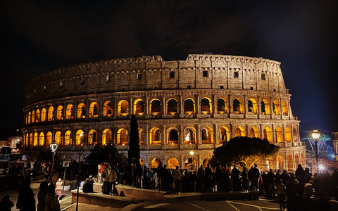 Blick auf das Kolosseum in Rom. (Archivbild) - Foto: Robert Messer/dpa