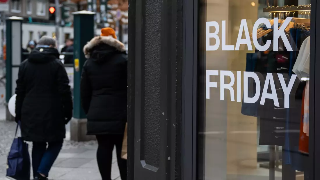 Der Black Friday gilt in den USA oft als Start in die Weihnachtseinkaufszeit (Symbolbild) - Bild: Hannes P. Albert/dpa