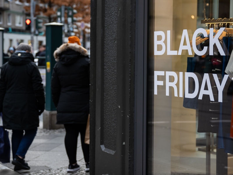 Der Black Friday gilt in den USA oft als Start in die Weihnachtseinkaufszeit (Symbolbild) - Foto: Hannes P. Albert/dpa
