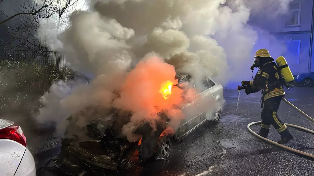 FW Moers: PKW brennt in Moers-Vinn, ein weiterer wurde stark beschädigt - Bild: presseportal.de