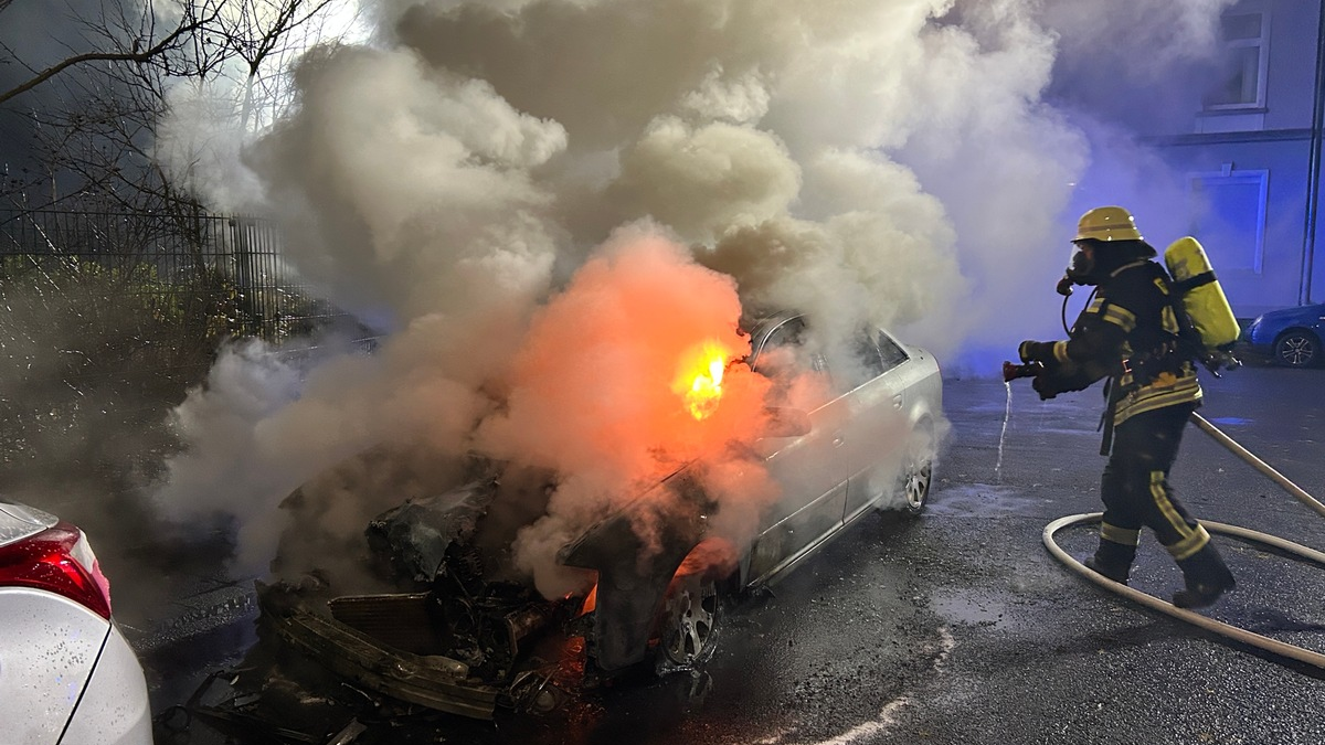 FW Moers: PKW brennt in Moers-Vinn, ein weiterer wurde stark beschädigt - Foto: presseportal.de