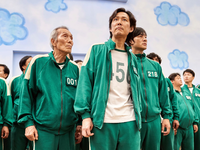 Auch das ikonische «Rotes Licht, grünes Licht» ist wieder eines der Spiele, bei denen es um Leben und Tod geht. (Illustration) - Foto: Noh Juhan/Netflix via AP/dpa