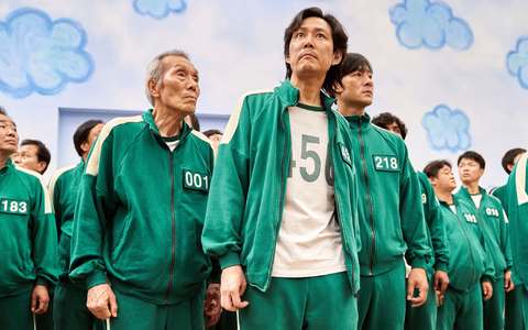 Auch das ikonische «Rotes Licht, grünes Licht» ist wieder eines der Spiele, bei denen es um Leben und Tod geht. (Illustration) - Foto: Noh Juhan/Netflix via AP/dpa