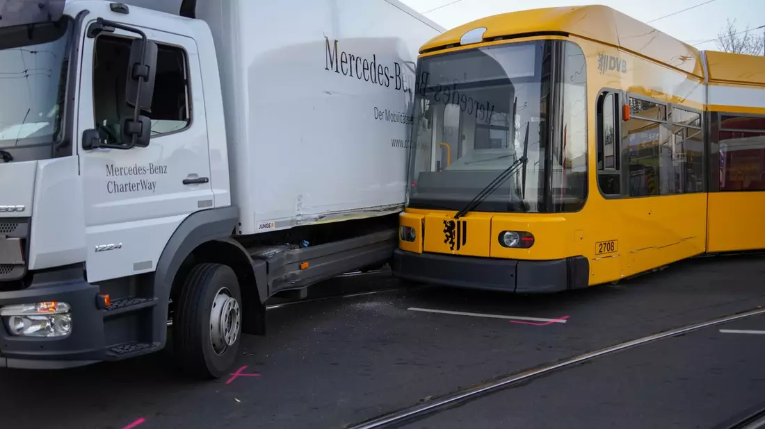 FW Dresden: Doppeleinsatz für die Wache Albertstadt: Verkehrsunfälle mit Verletzten sorgen für Verkehrsbehinderungen - Bild: presseportal.de