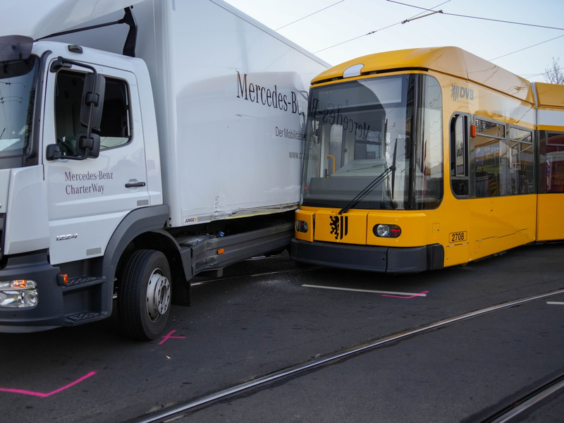 FW Dresden: Doppeleinsatz für die Wache Albertstadt: Verkehrsunfälle mit Verletzten sorgen für Verkehrsbehinderungen - Foto: presseportal.de