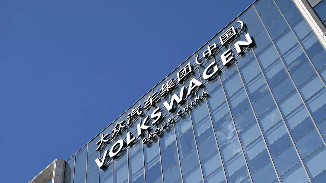 VW kooperiert seit langem mit dem Staatskonzern Saic. - Bild: Johannes Neudecker/dpa