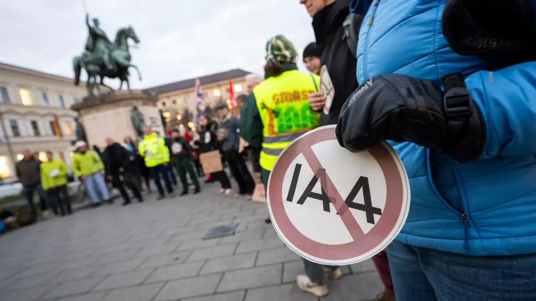 In München gab es am Tag vor der Stadtratssitzung Widerstand gegen künftige IAA. - Bild: Lukas Barth/dpa