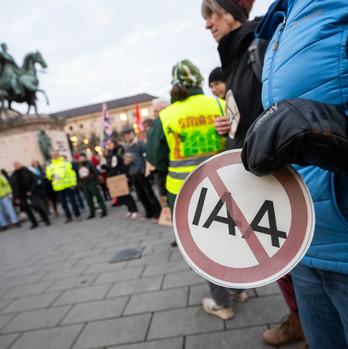 In München gab es am Tag vor der Stadtratssitzung Widerstand gegen künftige IAA. - Foto: Lukas Barth/dpa