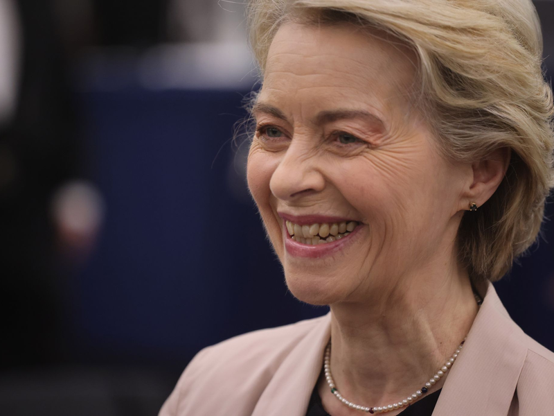 Von der Leyen hat gut lachen: Ihre Kommission wurde bestätigt. - Foto: Philipp von Ditfurth/dpa