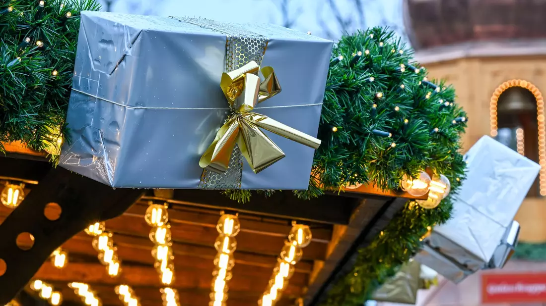 Viele Menschen in Deutschland setzen in diesem Jahr auf Secondhand-Geschenke. (Archivbild) - Bild: Jens Kalaene/dpa