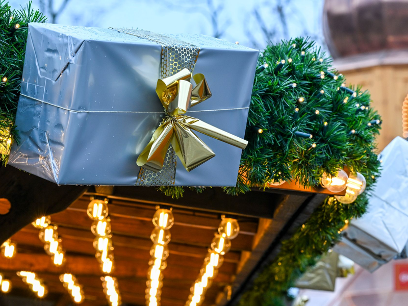 Viele Menschen in Deutschland setzen in diesem Jahr auf Secondhand-Geschenke. (Archivbild) - Foto: Jens Kalaene/dpa