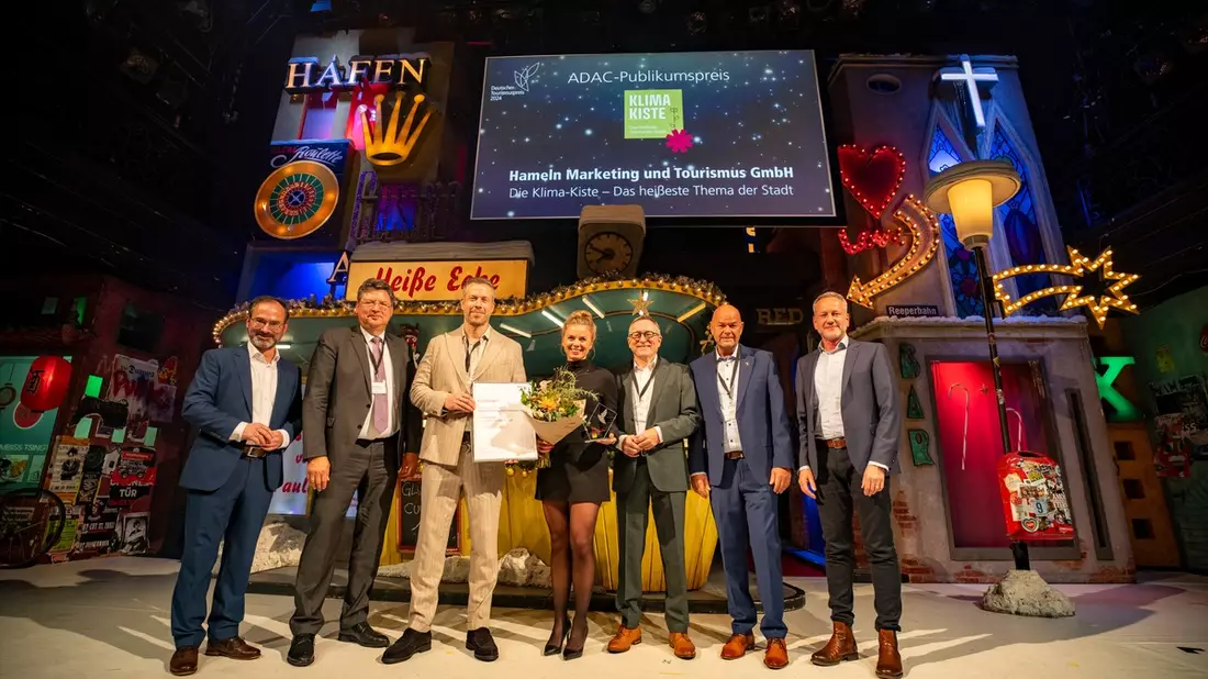 Klima-Kiste gewinnt ADAC Publikumspreis / Deutscher Tourismuspreis in Hamburg verliehen / Platz 1 geht an Urlaub. Ganz ohne eigenes Auto. SMILE24 - Mobil in der Region an Schlei und Ostsee - Bild: presseportal.de