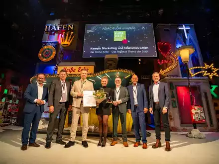 Klima-Kiste gewinnt ADAC Publikumspreis / Deutscher Tourismuspreis in Hamburg verliehen / Platz 1 geht an Urlaub. Ganz ohne eigenes Auto. SMILE24 - Mobil in der Region an Schlei und Ostsee - Foto: presseportal.de