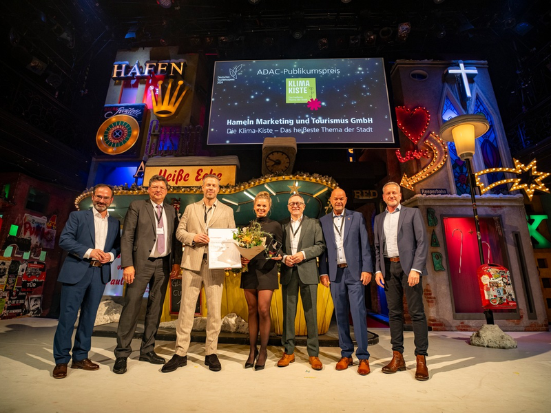 Klima-Kiste gewinnt ADAC Publikumspreis / Deutscher Tourismuspreis in Hamburg verliehen / Platz 1 geht an Urlaub. Ganz ohne eigenes Auto. SMILE24 - Mobil in der Region an Schlei und Ostsee - Foto: presseportal.de