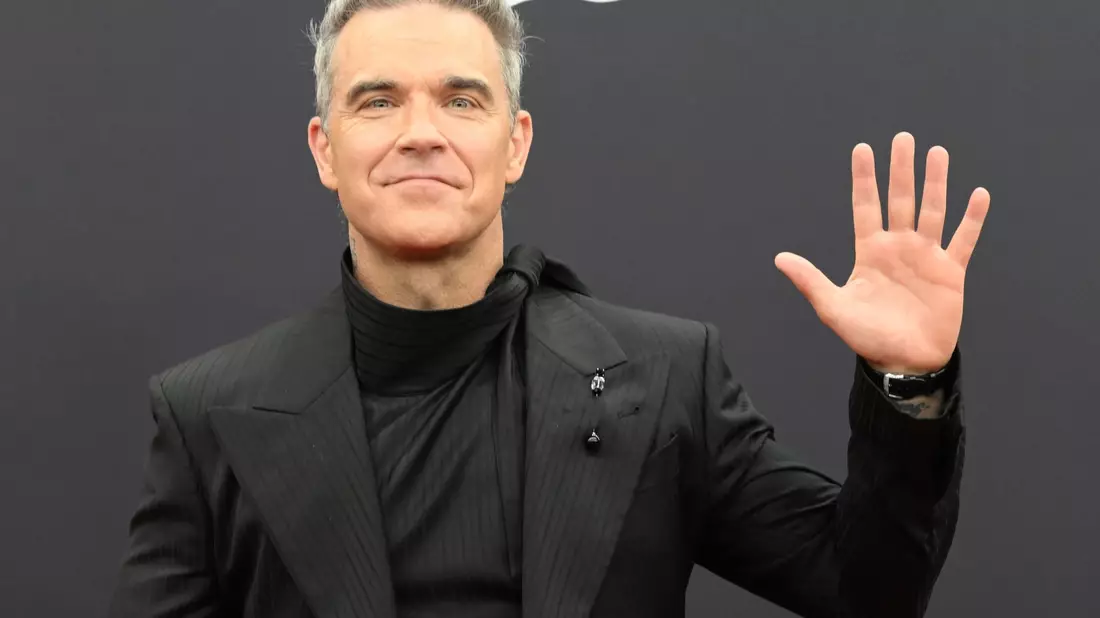 Robbie Williams hat als neuer Musikbotschafter der Fifa eine neue Hymne für den Weltfußballverband komponiert. (Archivfoto) - Bild: Felix Hörhager/dpa