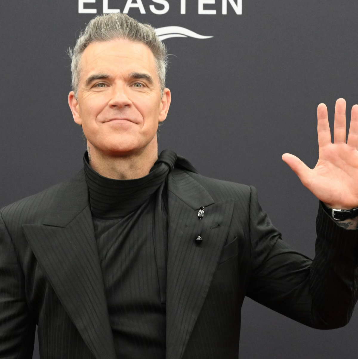 Robbie Williams hat als neuer Musikbotschafter der Fifa eine neue Hymne für den Weltfußballverband komponiert. (Archivfoto) - Foto: Felix Hörhager/dpa