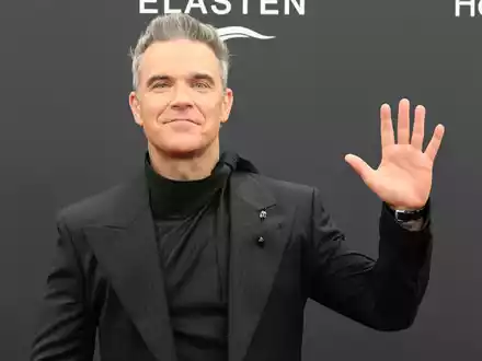Robbie Williams hat als neuer Musikbotschafter der Fifa eine neue Hymne fĂŒr den WeltfuĂballverband komponiert. (Archivfoto) - Foto: Felix Hörhager/dpa