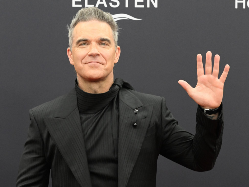 Robbie Williams hat als neuer Musikbotschafter der Fifa eine neue Hymne für den Weltfußballverband komponiert. (Archivfoto) - Foto: Felix Hörhager/dpa