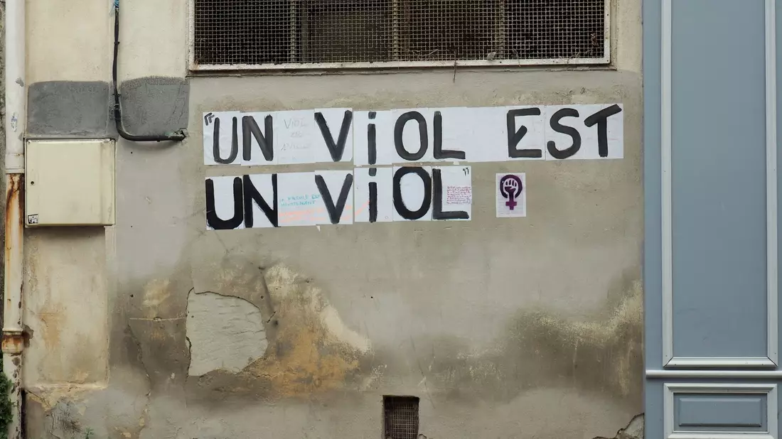 In Avignon prangen zahlreiche Unterstützungsbotschaften für Gisèle Pelicot an den Wänden. (Archivbild) - Bild: Rachel Boßmeyer/dpa