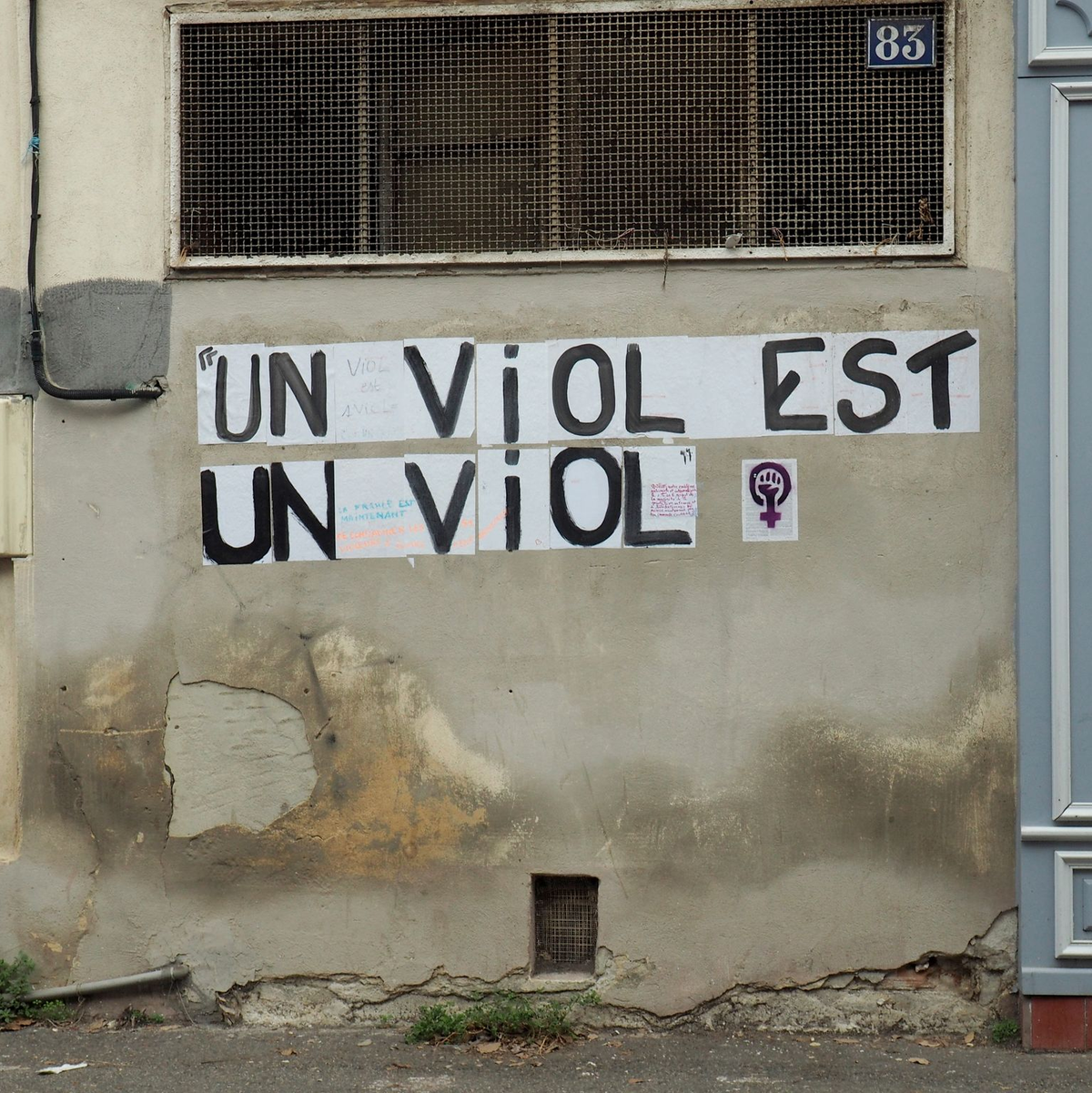 In Avignon prangen zahlreiche Unterstützungsbotschaften für Gisèle Pelicot an den Wänden. (Archivbild) - Foto: Rachel Boßmeyer/dpa