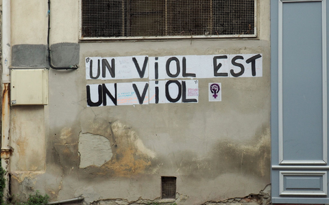 In Avignon prangen zahlreiche Unterstützungsbotschaften für Gisèle Pelicot an den Wänden. (Archivbild) - Foto: Rachel Boßmeyer/dpa