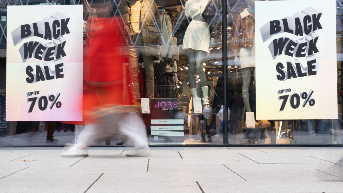 Männer geben am Black Friday mehr Geld aus. (Archivbild) - Foto: Etienne Dötsch/dpa