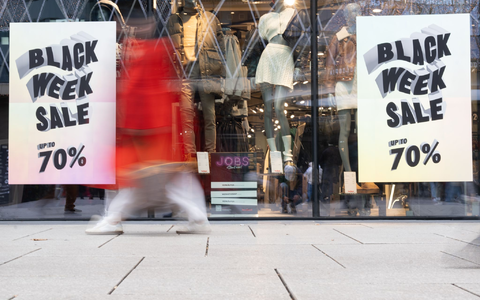 Männer geben am Black Friday mehr Geld aus. (Archivbild) - Foto: Etienne Dötsch/dpa