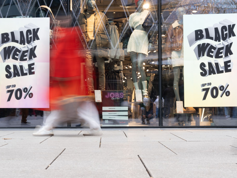 Männer geben am Black Friday mehr Geld aus. (Archivbild) - Foto: Etienne Dötsch/dpa