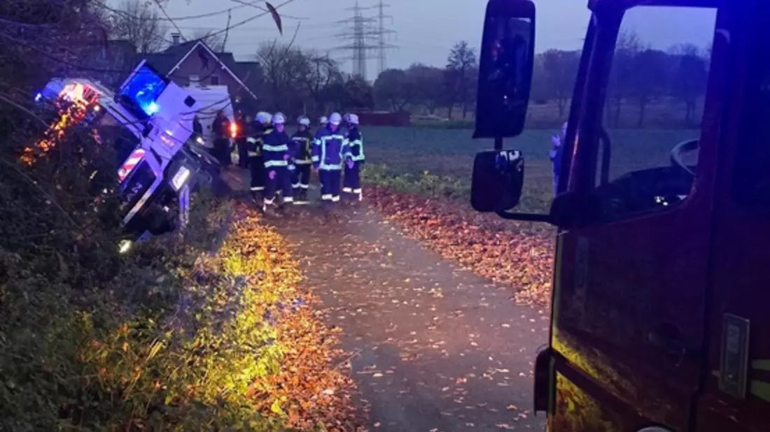 FW-WRN: TH_PERSON_KLEMMT - LKW, 2 Personen im Fahrzeug, im Graben - Bild: presseportal.de